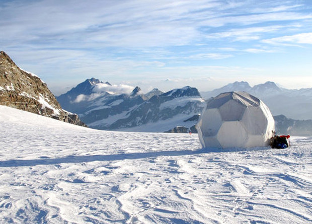 Ученые отбирают пробы на леднике Колле Нифетти в Швейцарских Альпах