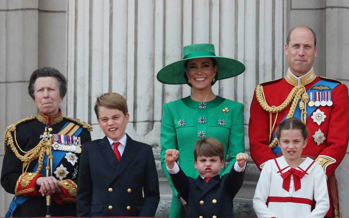 Принц Вильям и Кейт Миддлтон с детьми Источник: people.com