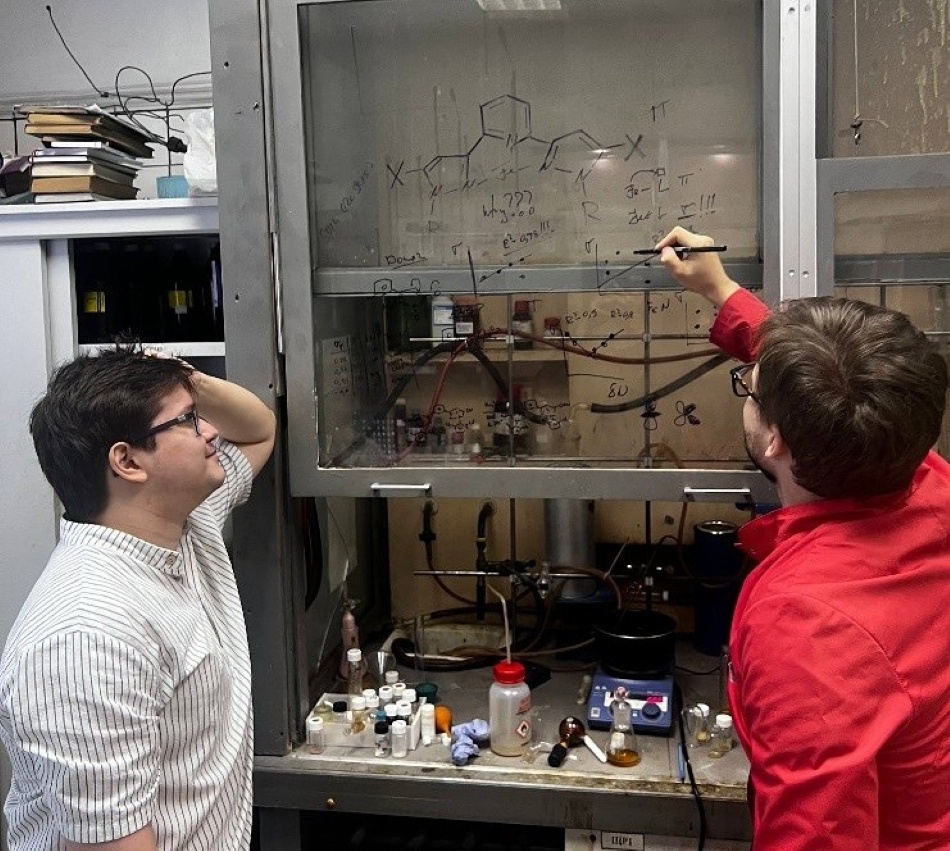 Руководитель и участник проекта, поддержанного грантом РНФ, обсуждают результаты работы. Источник: Игорь Никовский