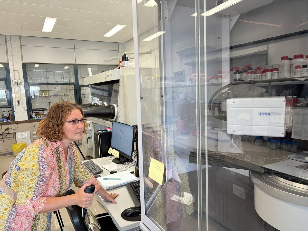 Участник научного коллектива анализирует исследуемые соединения. Источник: Игорь Никовский