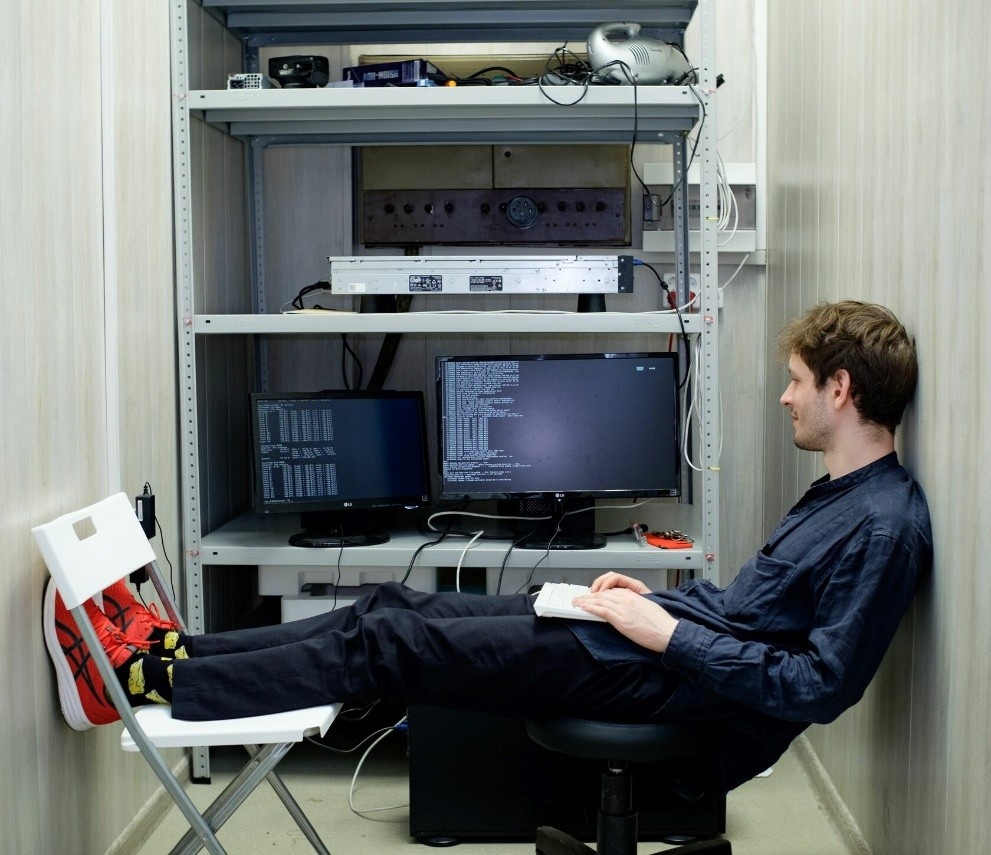 Участник научного коллектива при проведении квантовохимического моделирования на высокопроизводительном вычислительном кластере. Источник: Игорь Никовский