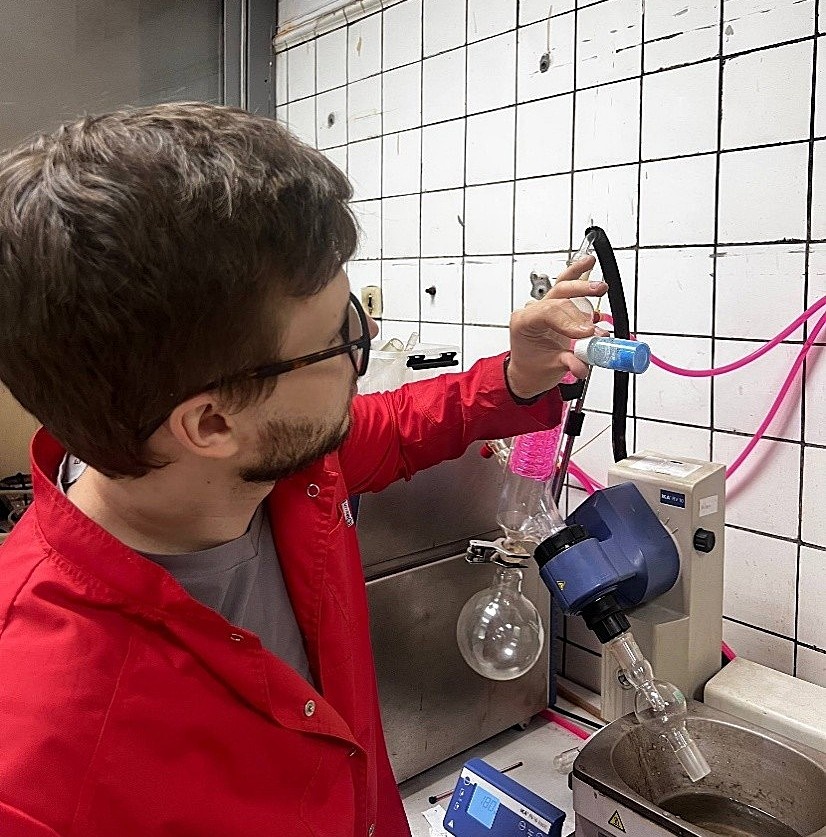 Руководитель проекта, поддержанного грантом РНФ, в процессе синтеза одного из исследуемых соединений. Источник: Игорь Никовский