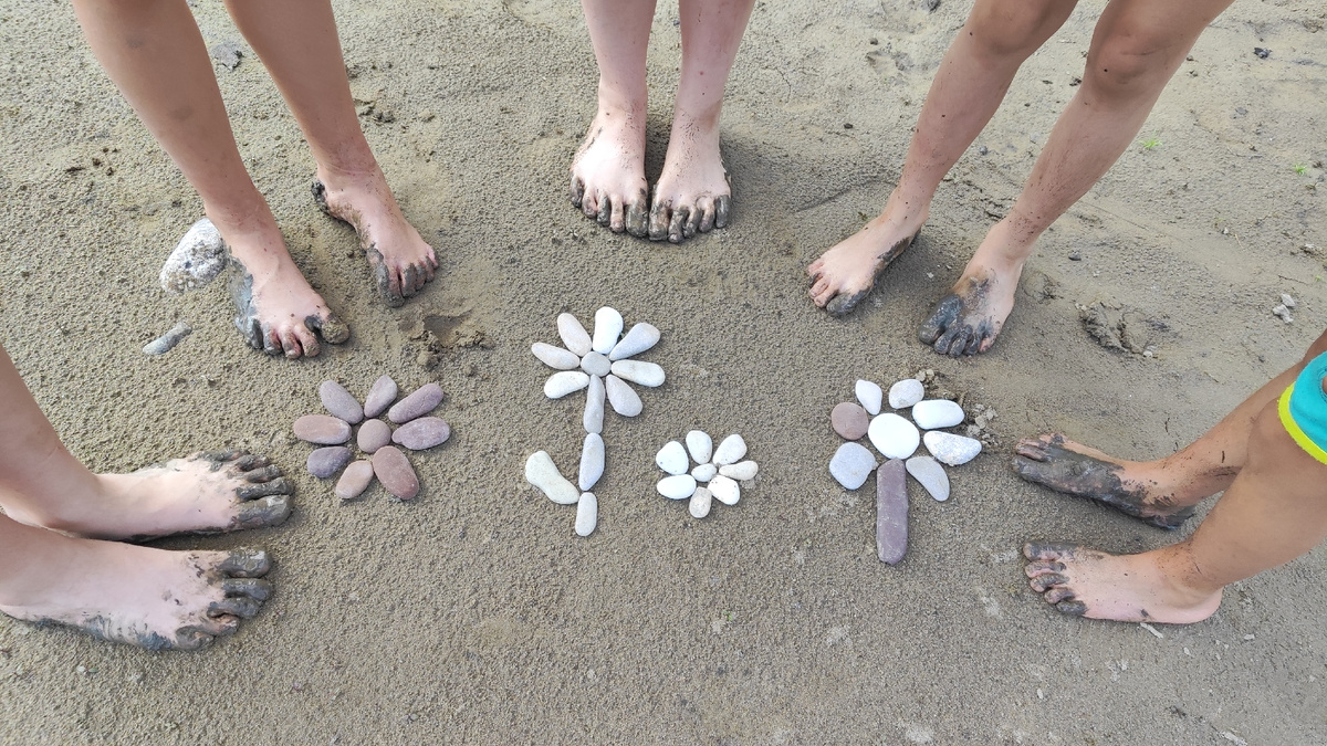 Месили грязь ножками: три пары моих детей и две пары племянниц