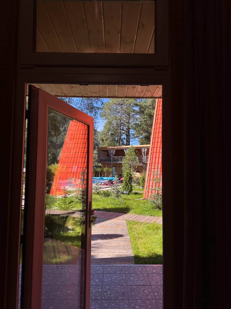 Пока не холодно, двери открыты.