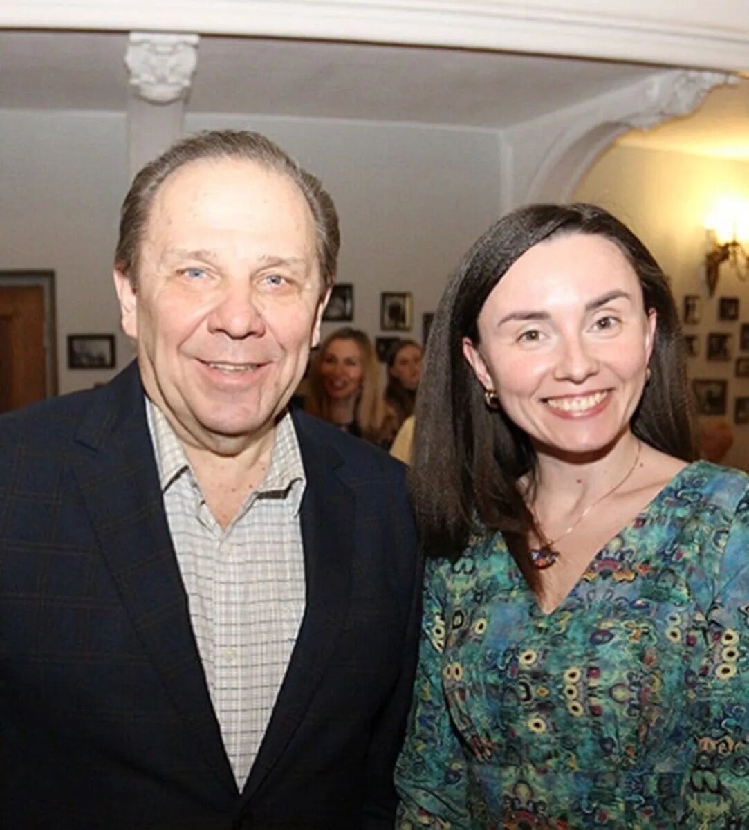 Народный артист РФ Владимир Девятов с четвертой женой 40-летней Елизаветой Горышкиной. Последняя жена артиста на два года младше его старшей дочки