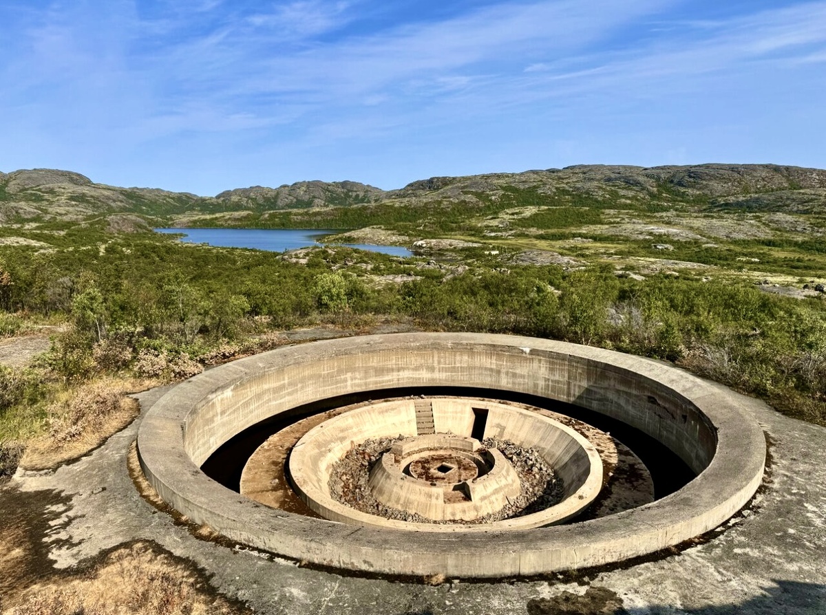 Недостроенная дальнобойная батарея немецких орудий времён Второй мировой войны в районе Лиинахамари. Источник фото: Яндекс карты