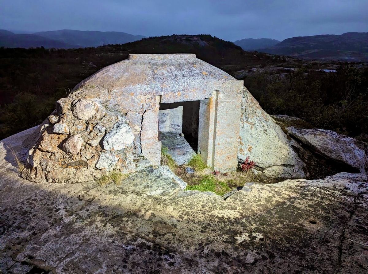 Недостроенная дальнобойная батарея немецких орудий времён Второй мировой войны в районе Лиинахамари. Источник фото: Яндекс карты