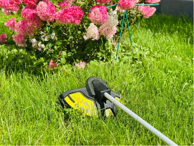 Современные аккумуляторные триммеры работают до 35-45 мин на одном заряде!
Триммер YARD FOX BC 4025 B SET 40V имеет широкий срез в 40 см позволяет быстро и эффективно работать на больших территориях.