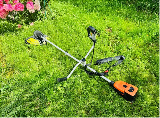 Аккумуляторный триммер от YARD FOX® имеет небольшой вес за счет легкого аккумулятора и алюминиевой легкой штанге
