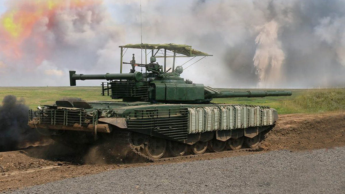 Фото: Танк Т-72Б3 с установленными решетчатыми экранами. Коллаж: РСИ