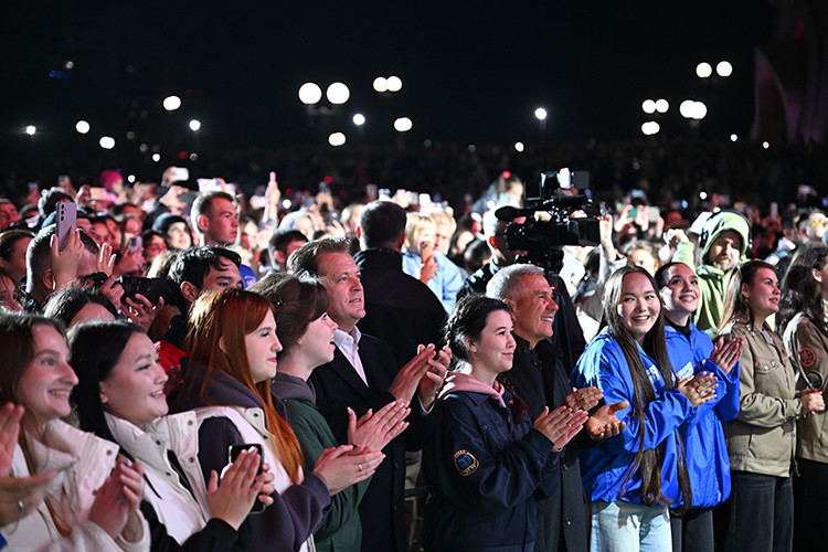 Накануне около 9 часов вечера, после закрытия избирательных участков, Рустам Минниханов приехал на фестиваль у «Чаши». К тому моменту голоса только начали считать, но данные экзитпола уже появились
Фото: пресс-служба мэрии Казани