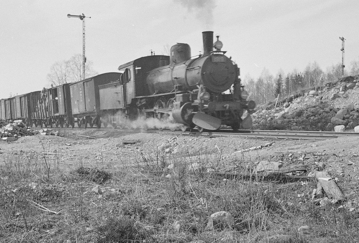 Поезд на семафоре, 1942