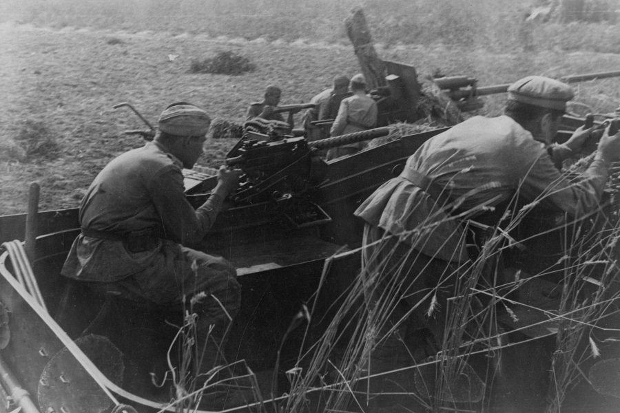 Советские пулеметчики, ведущие огонь во время одного из сражений в ходе Великой Отечественной войны - Фото: С.Лоскутов/Красная звезда/ТАСС