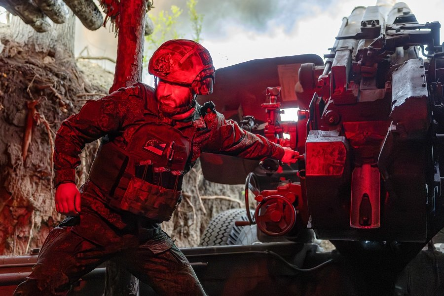 Военнослужащий артиллерийского подразделения во время работы расчета 152-мм гаубицы 2А65 "Мста-Б" в зоне СВО - Фото: Алексей Коновалов/ТАСС