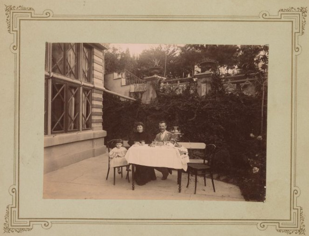 Веденисов П. И. Семья во дворе дома за чаепитием, 1895-1906 / Госкаталог