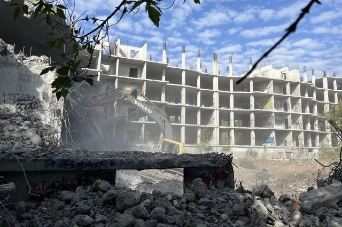    В Тюмени приступили к сносу скандального долгостроя на Мельникайте, 65