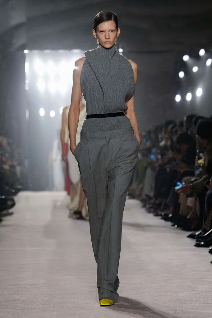 Victoria Beckham Осень/зима 2025/2026 париж - womenswear подиум
