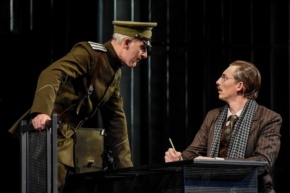 Сцена в контрразведке. Постановка НАДТ им. Горького, Голубков - Андрей Душечкин