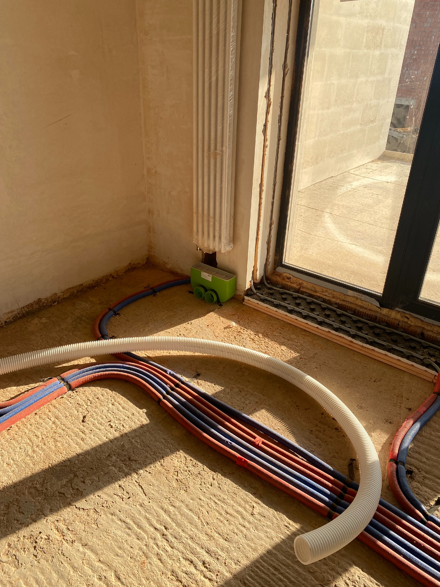 Адаптер приточной напольной решетки расположен под радиатором. В данном проекте заказчик не захотел применять внутрипольные конвекторы, но решение подать приточный воздух от пола и расположить решетки под радиаторами акцептовал.