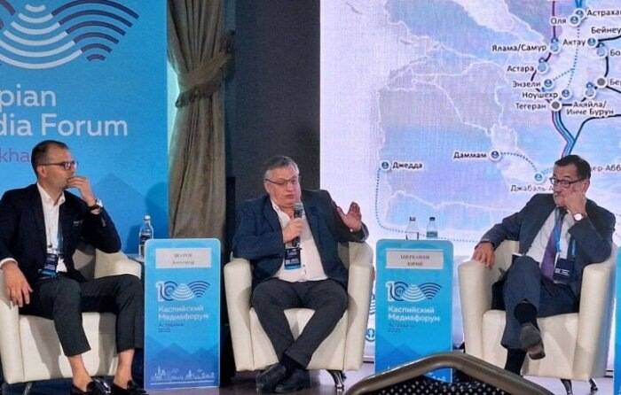 по центру: гендиректор ГК «РусИранЭкспо» Александр Шаров
