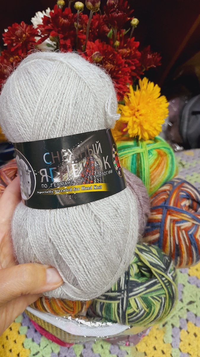 А вот этот моточек от Колор Сити "Снежный ягненок" будет подмотом для некоторых моточков чтобы носки были потолще