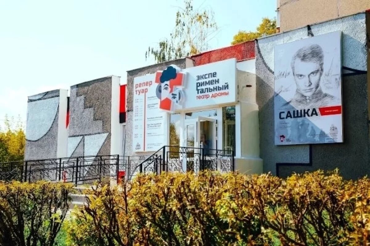    Театр готовится к большим гастролям.