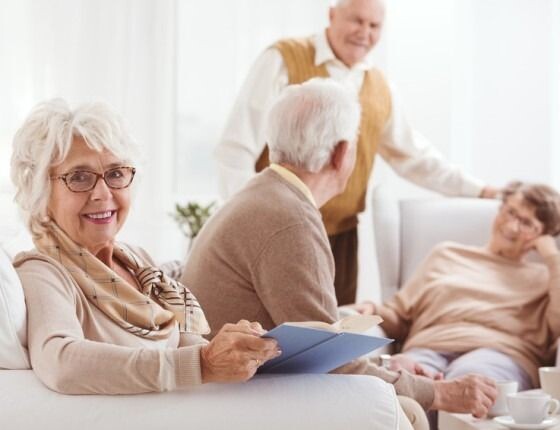 Зачем пенсионеры переоформляют квартиру на детей