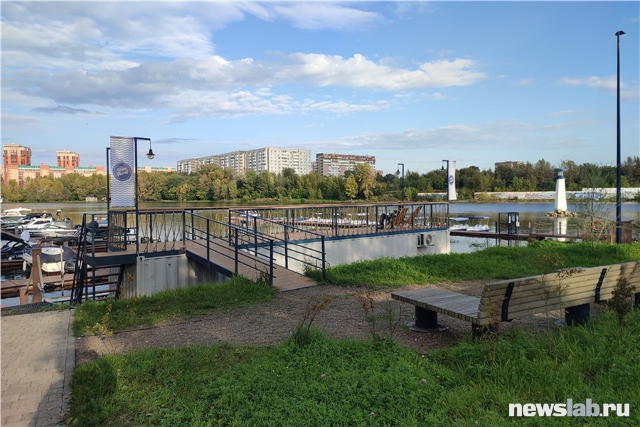 На месте старой лодочной станции теперь есть место не только владельцам катеров. Сюда с удовольствием приезжают красноярцы, чтобы погулять

