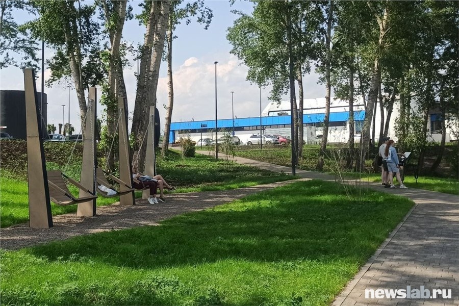 Здесь теперь есть правильное озеленение, качели...
