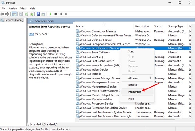 2. В приложении «Службы» найдите службу «Отчёты об ошибках Windows» . Щёлкните по ней правой кнопкой мыши и выберите «Свойства» .