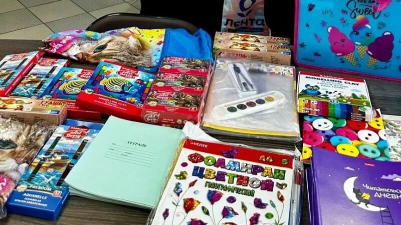     Волонтеры Совета молодых специалистов «Росводоканал Барнаул» помогли собрать детей в школу. Фото предоставлено пресс-службой компании «Росводоканал Барнаул», автор Лилия Болатаева.