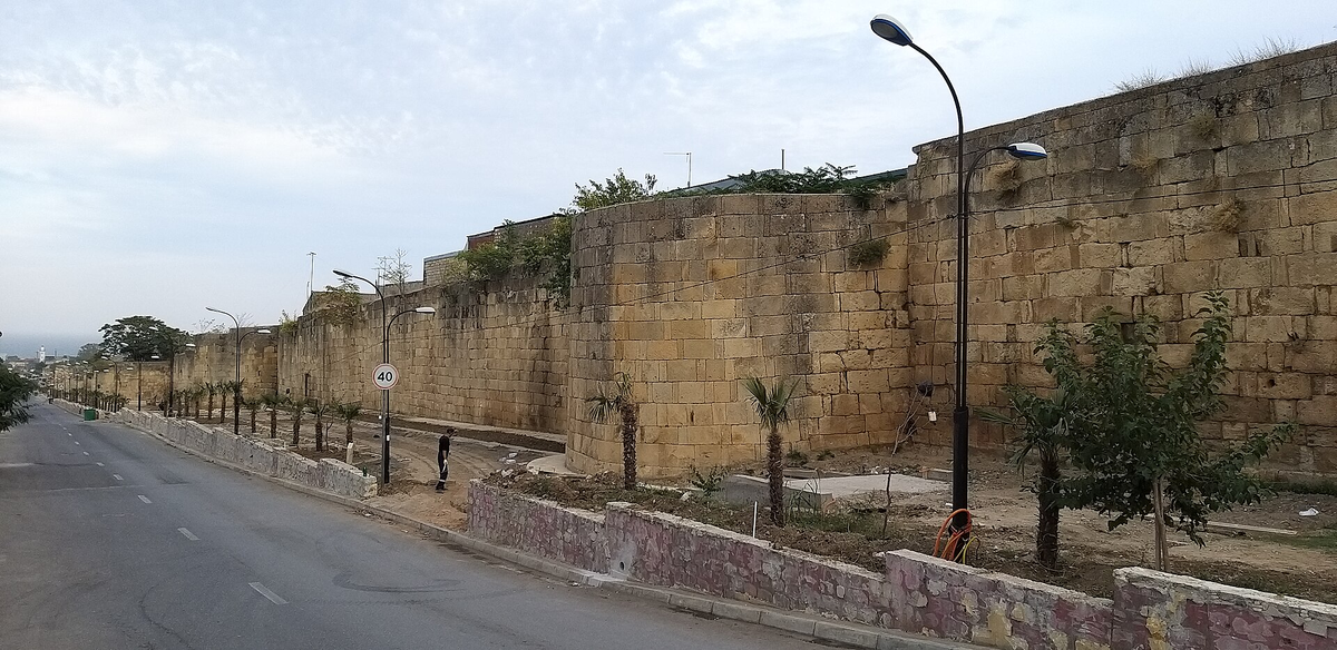 Стена Древнего Дербента, Железного города, преграждавшая торговый коридор Север-Юг.