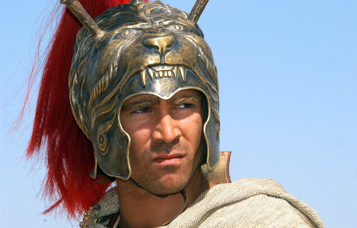 Александра часто изображают со львом на шлеме или на щите.