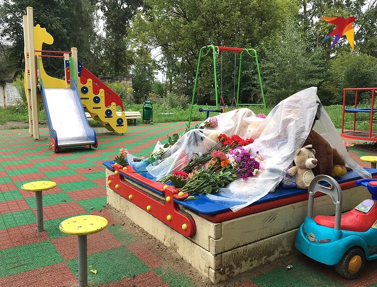 Цветы и игрушки на детской площадке в память об убитой девочке. Фото: Александр РОГОЗА.