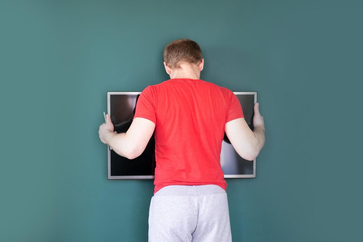 Zayats Svetlana / Shutterstock / FOTODOM📷На стену телевизор крепят на специальные кронштейны, которые прочно держатся в ней и сами удерживают технику