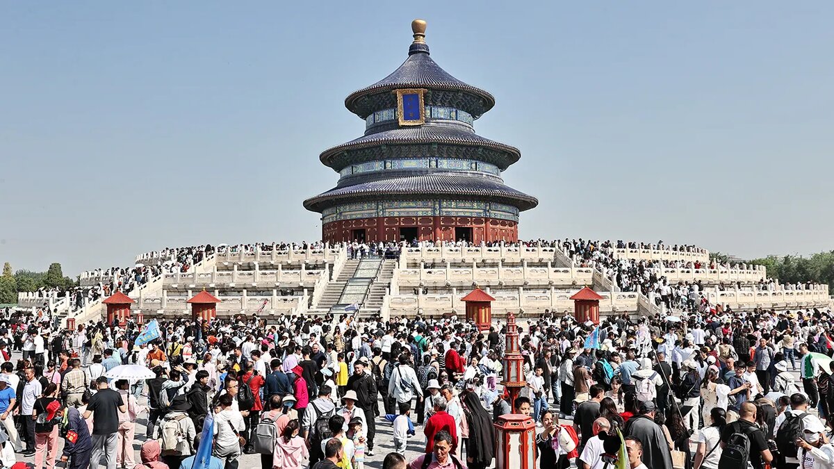   Wang Xin / VCG / Visual China Group / TASS- Туристы в Храме неба в Пекине, Китай