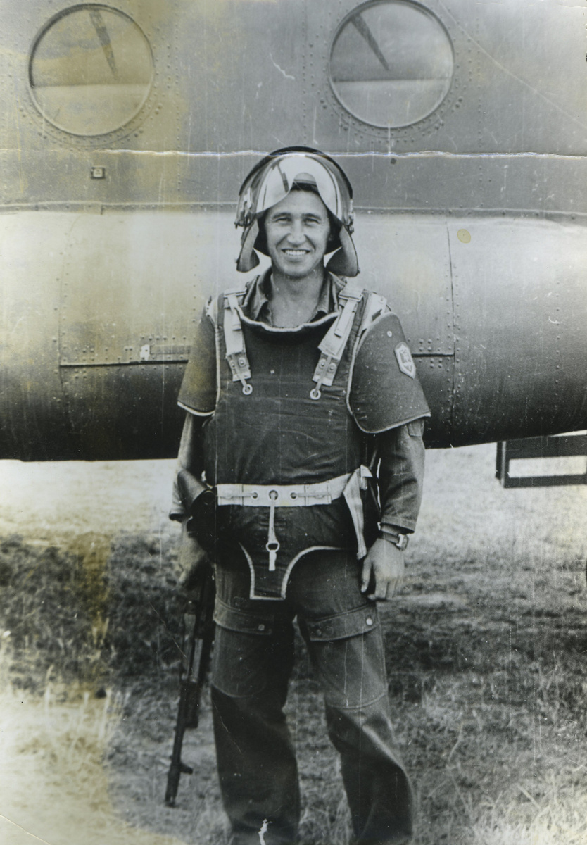 Ю.И. Ставицкий на аэродроме Мары перед боевым вылетом в Афганистан