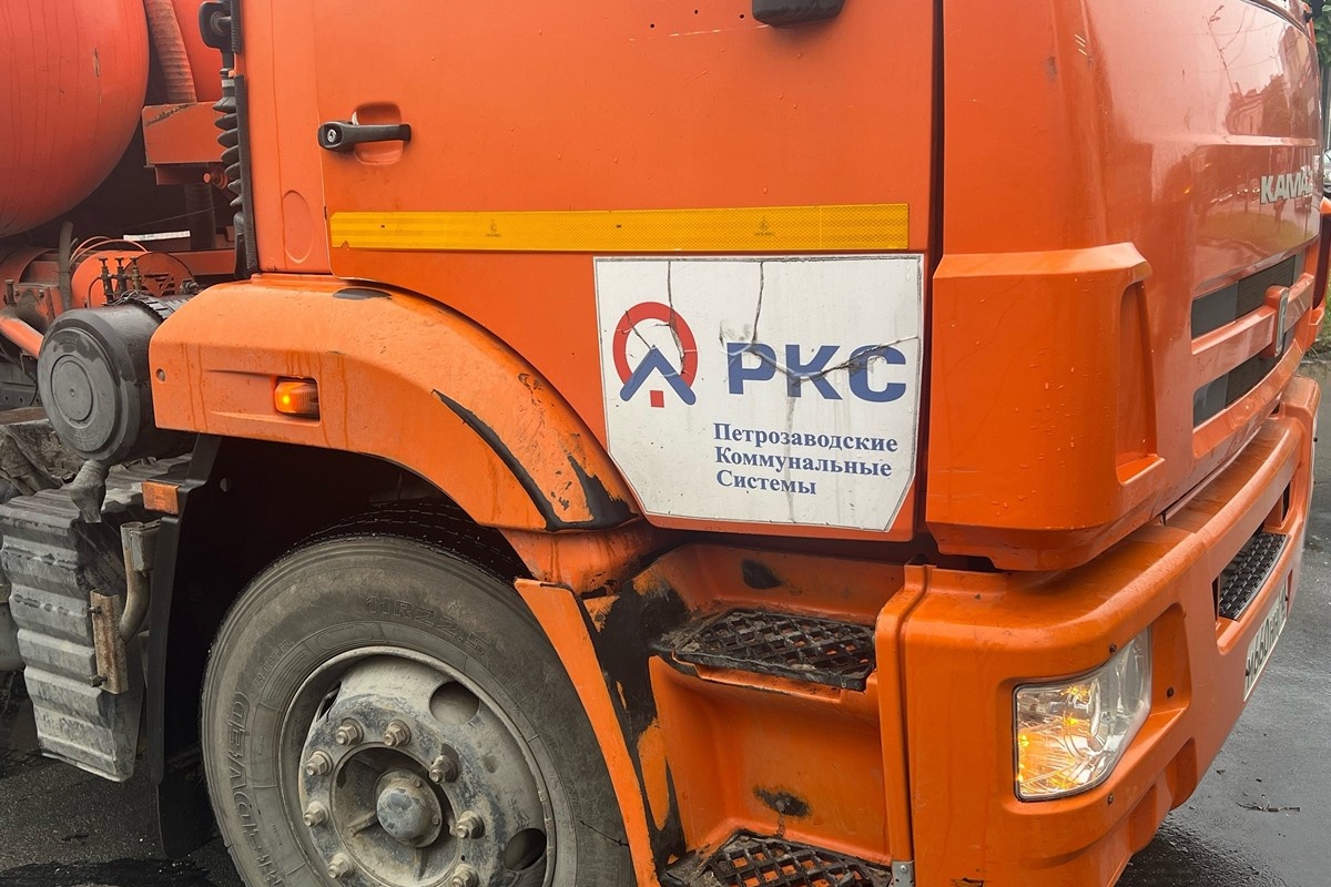    Коммунальная авария в центре Петрозаводска. Фото: "Республика"/Илья Лапухин