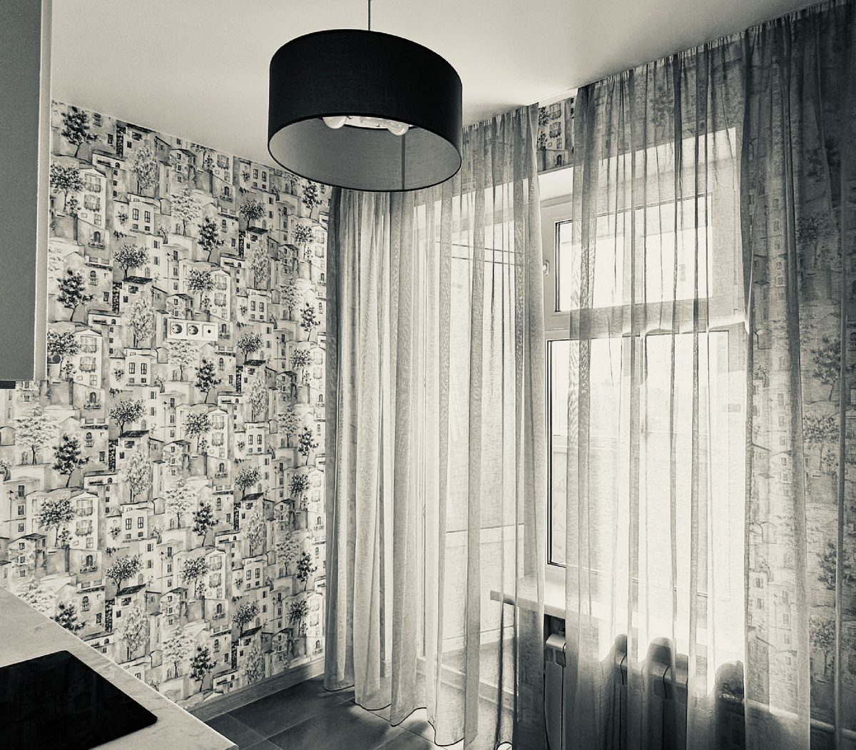 Стало. Кухня. Занавески серо-голубые. С обоями ОК.