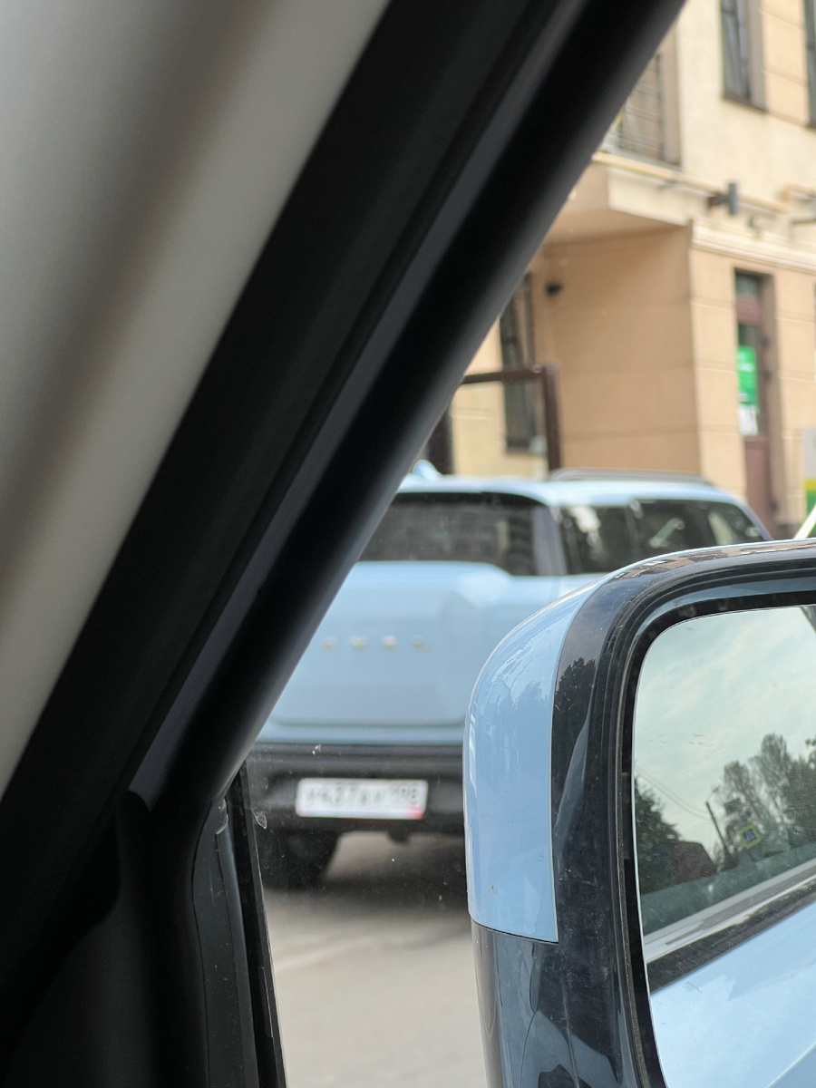 Много совпадений в этой статье… так, приехав к салону, там стоял такой же голубой хавал из того же самого автосалона. Говорю: потом встречай меня, точно украсть хотят. Кстати, почему мы поменяли новую ауди на хавал, рассказала в отдельной статье.  