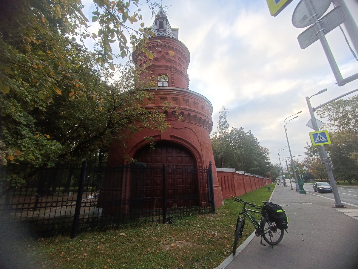 Угловая башня усадьбы.