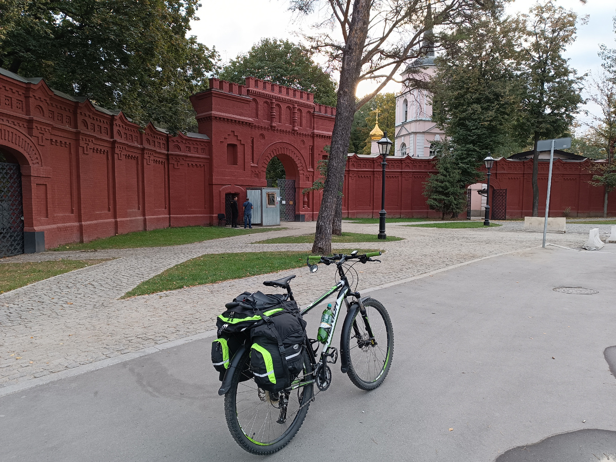 Вход на территорию усадьбы и церковь Покрова Пресвятой Богородицы в Покровском-Глебове-Стрешневе