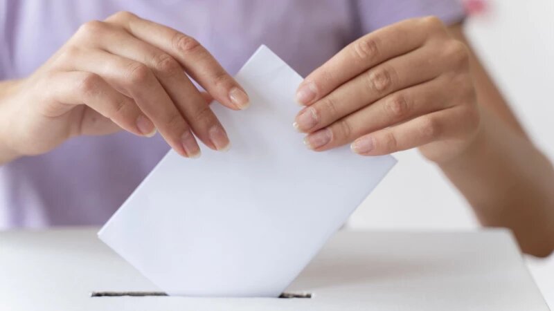     Женщина опускает бюллетень в урну для голосования. Фото: ru.freepik.com, автор freepik.