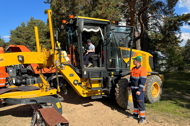    Состязания прошли в Липином Бору. Соревновались машинисты и операторы спецтехники: гидроманипулятора, форвардера и экскаватора.