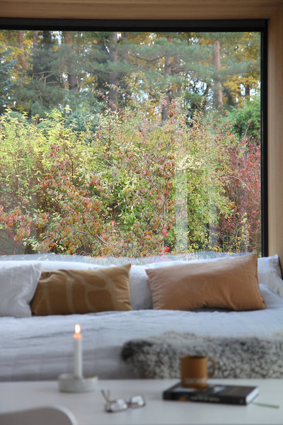 Одинокая свеча печалится последним ярким бликам увядающей природы.