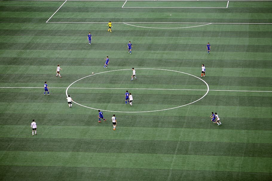 Почему футбольные поля полосатые?