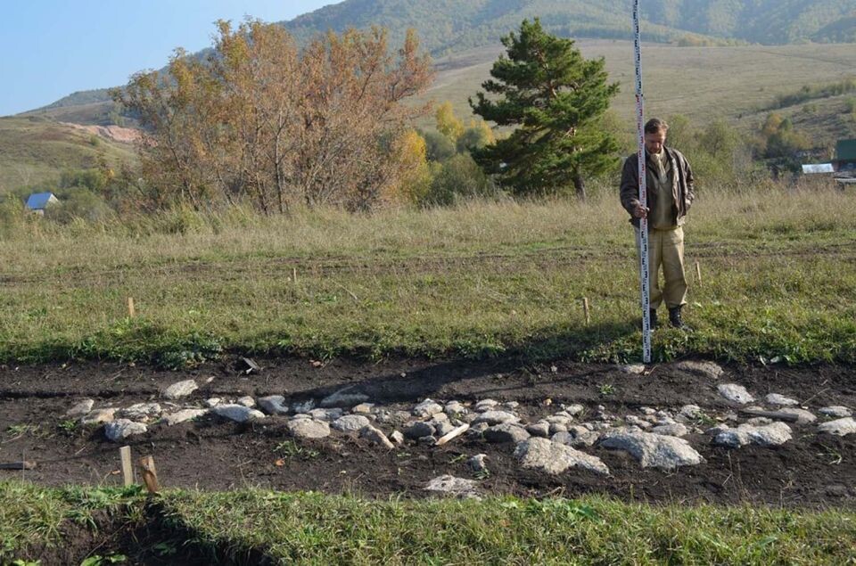    Археологи АлтГУ в окрестностях Белокурихи, 2017 год. Источник: asu.ru