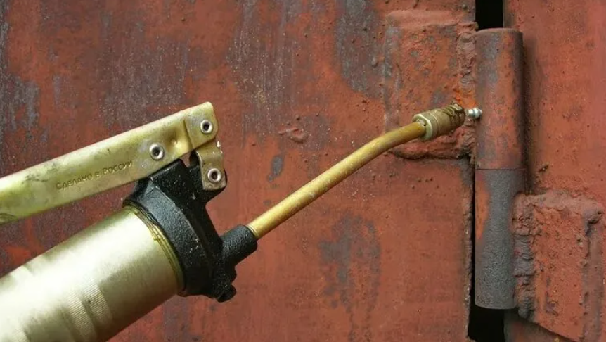 Смазка петель ворот