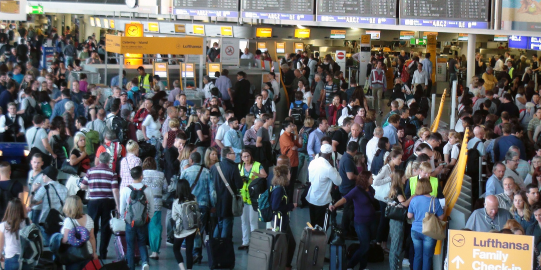 Что делать авиапассажиру, если аэропорт закрыли из-за дронов?