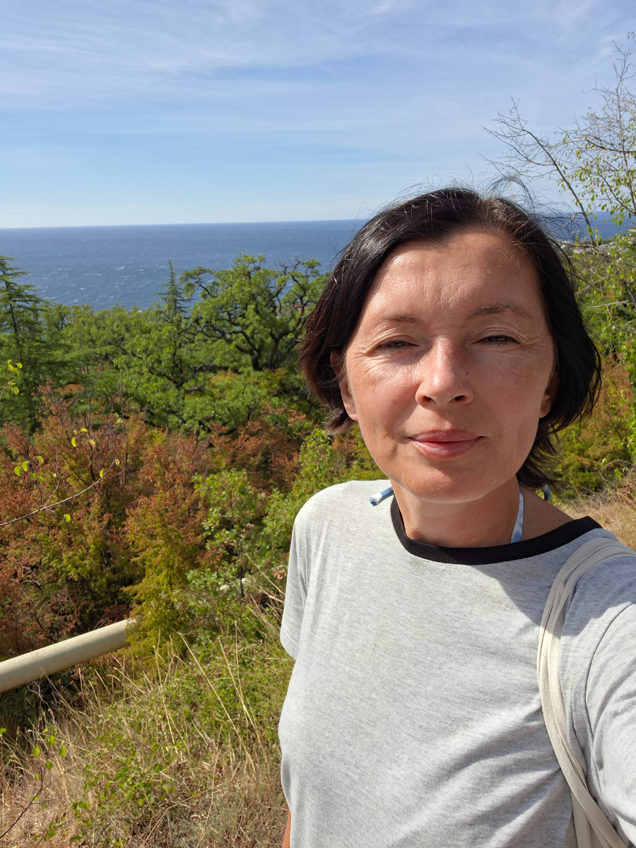 Выдвинулась в путь, на ногах кроссовки, в сумке бутылка воды, наличка и карта сбера 